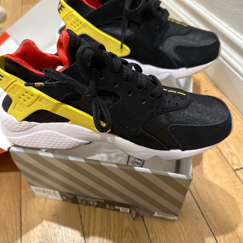 Nike air Huarache Sneakers size 8 women/ 6.5 men